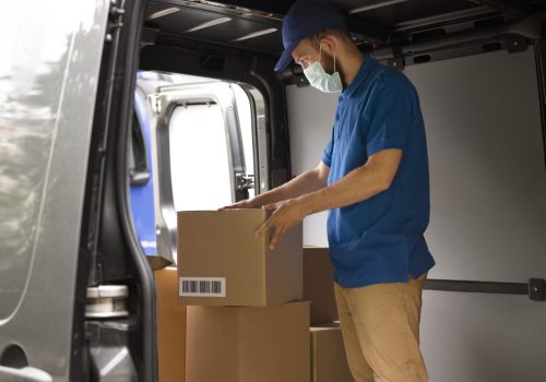 medium-shot-delivery-man-wearing-mask